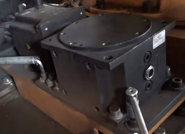 擰松變數(shù)箱的三個緊固螺絲，和一個偏心輪的緊固螺絲